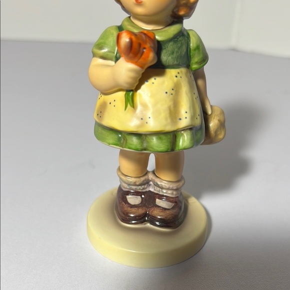 Hummel Girl Figure “The Surprise” Bee 🐝 Mark. GH103 - Picture 6 of 8